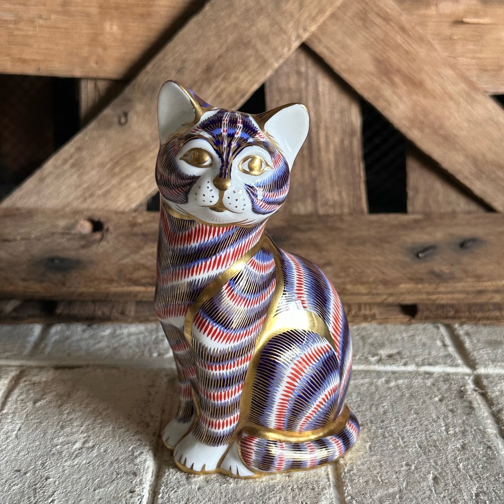 Cat Figurine Cat Paperweight | Royal Crown Derby | Scully & Scully (50)